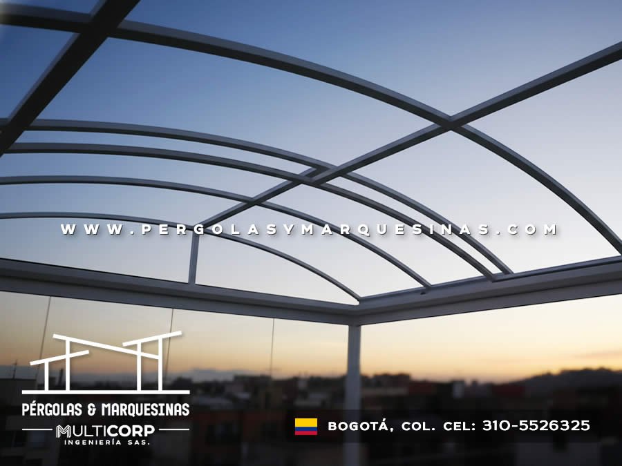 Cubierta de arco en policarbonato con estructura metálica vista al atardecer en Bogotá, Colombia. Multicorp Ingeniería SAS. Cubierta de arco en policarbonato con estructura metálica vista al atardecer en Bogotá, Colombia. Multicorp Ingeniería SAS.