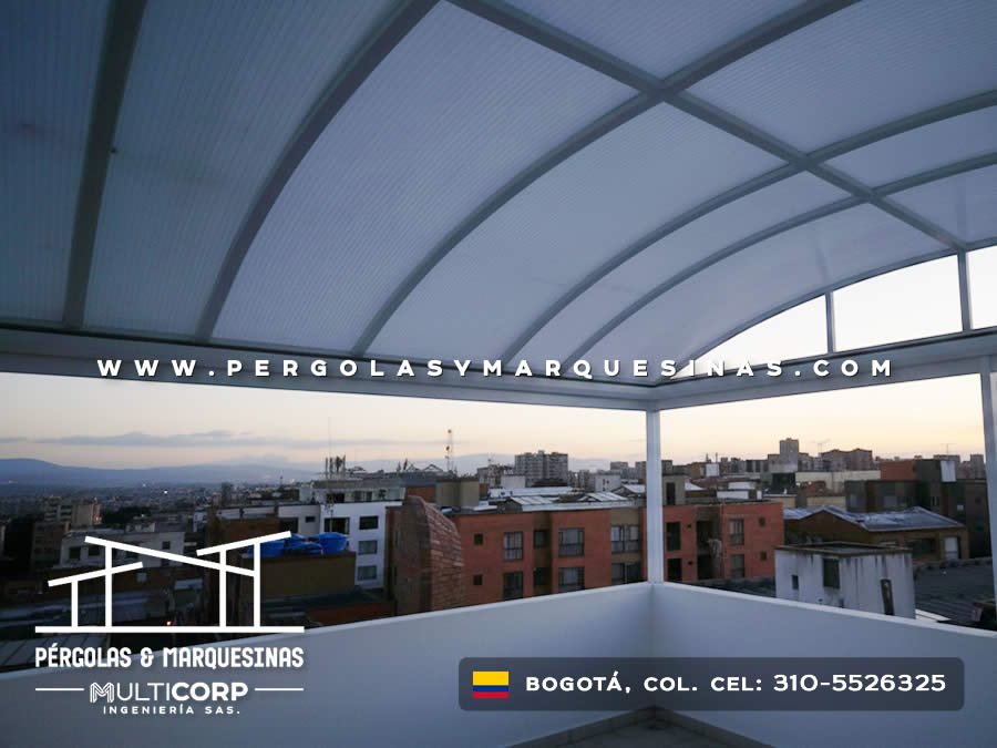 Techo curvo de policarbonato con estructura metálica para terraza de edificio en Bogotá, Colombia. Multicorp Ingeniería SAS. Techo curvo de policarbonato con estructura metálica para terraza de edificio en Bogotá, Colombia. Multicorp Ingeniería SAS.