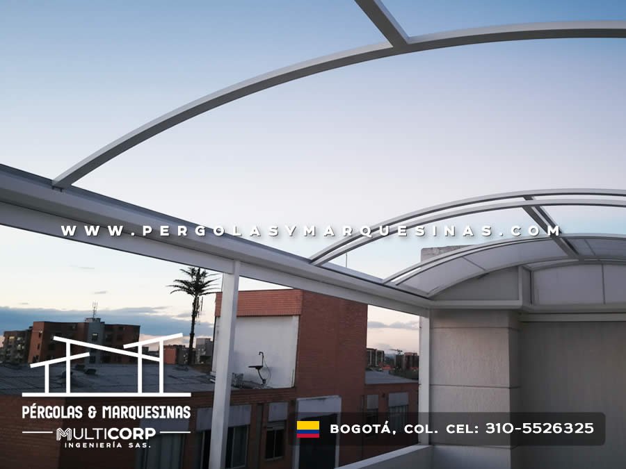 Pergolado de arco metálico con policarbonato para terraza de edificio en Bogotá, Colombia. Multicorp Ingeniería SAS. Pergolado de arco metálico con policarbonato para terraza de edificio en Bogotá, Colombia. Multicorp Ingeniería SAS.
