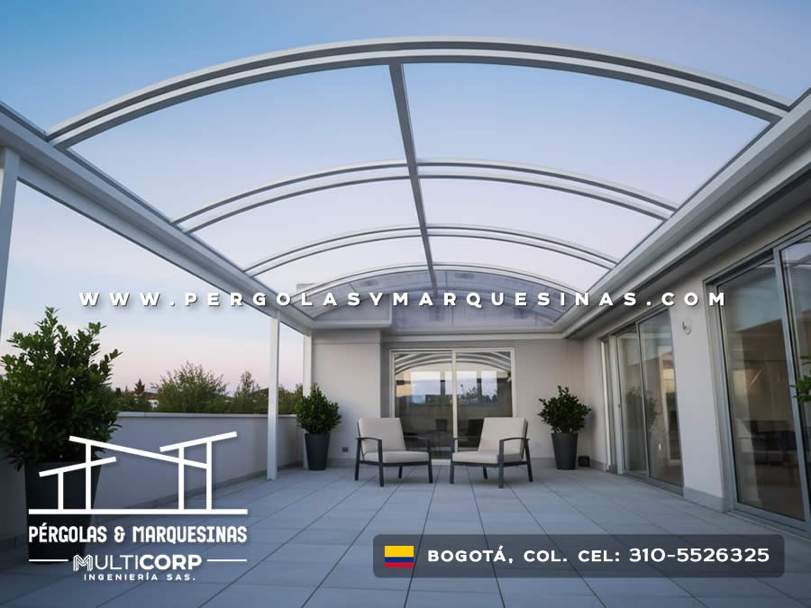 Techo de policarbonato con arco metálico vista interior en terraza en Bogotá, Colombia. Multicorp Ingeniería SAS. Techo de policarbonato con arco metálico vista interior en terraza en Bogotá, Colombia. Multicorp Ingeniería SAS.