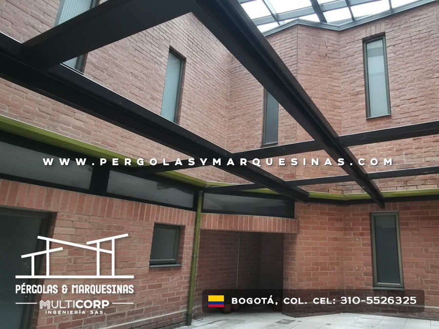 Cubierta curva de policarbonato para terraza con zona social en Bogotá, Colombia. Multicorp Ingeniería SAS. Cubierta curva de policarbonato para terraza con zona social en Bogotá, Colombia. Multicorp Ingeniería SAS.