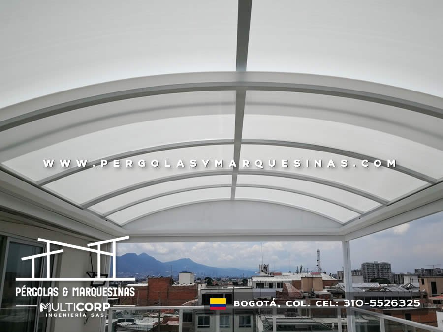 Estructura metálica con techo de policarbonato para patio interior en Bogotá, Colombia. Multicorp Ingeniería SAS. Estructura metálica con techo de policarbonato para patio interior en Bogotá, Colombia. Multicorp Ingeniería SAS.