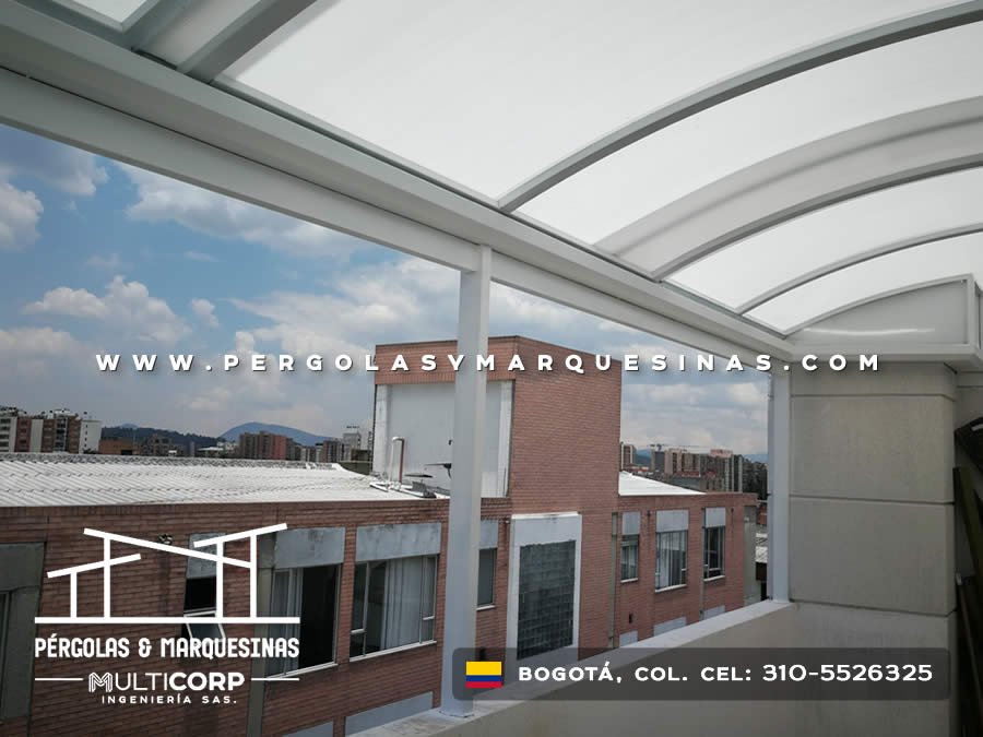 Cubierta de arco en policarbonato con estructura metálica para terraza de edificio en Bogotá, Colombia. Multicorp Ingeniería SAS. Cubierta de arco en policarbonato con estructura metálica para terraza de edificio en Bogotá, Colombia. Multicorp Ingeniería SAS.