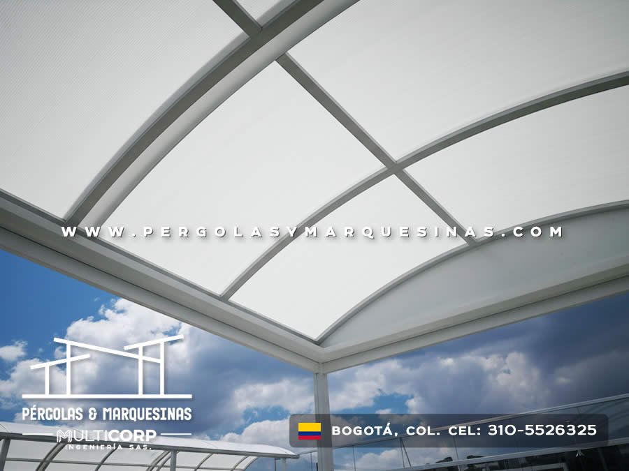 Techo de policarbonato con estructura de arco metálico vista interior en Bogotá, Colombia. Multicorp Ingeniería SAS. Techo de policarbonato con estructura de arco metálico vista interior en Bogotá, Colombia. Multicorp Ingeniería SAS.