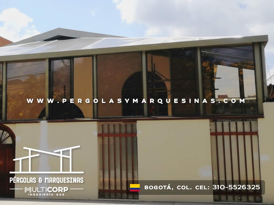 Cerramiento con vidrio y techo metálico para terraza de vivienda en Bogotá, Colombia. Multicorp Ingeniería SAS. Cerramiento con vidrio y techo metálico para terraza de vivienda en Bogotá, Colombia. Multicorp Ingeniería SAS.