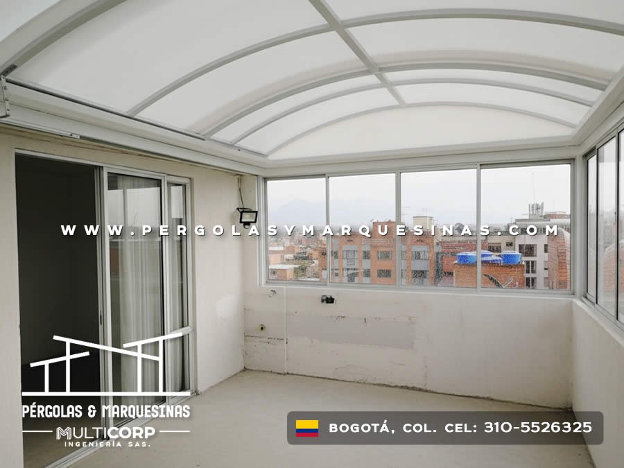Cerramiento de terraza con techo curvo en policarbonato y ventanas de vidrio en Bogotá, Colombia. Multicorp Ingeniería SAS. Cerramiento de terraza con techo curvo en policarbonato y ventanas de vidrio en Bogotá, Colombia. Multicorp Ingeniería SAS.