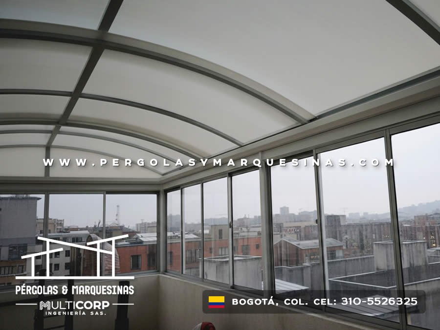 Techo curvo de policarbonato con estructura metálica vista interior de terraza en Bogotá, Colombia. Multicorp Ingeniería SAS. Techo curvo de policarbonato con estructura metálica vista interior de terraza en Bogotá, Colombia. Multicorp Ingeniería SAS.