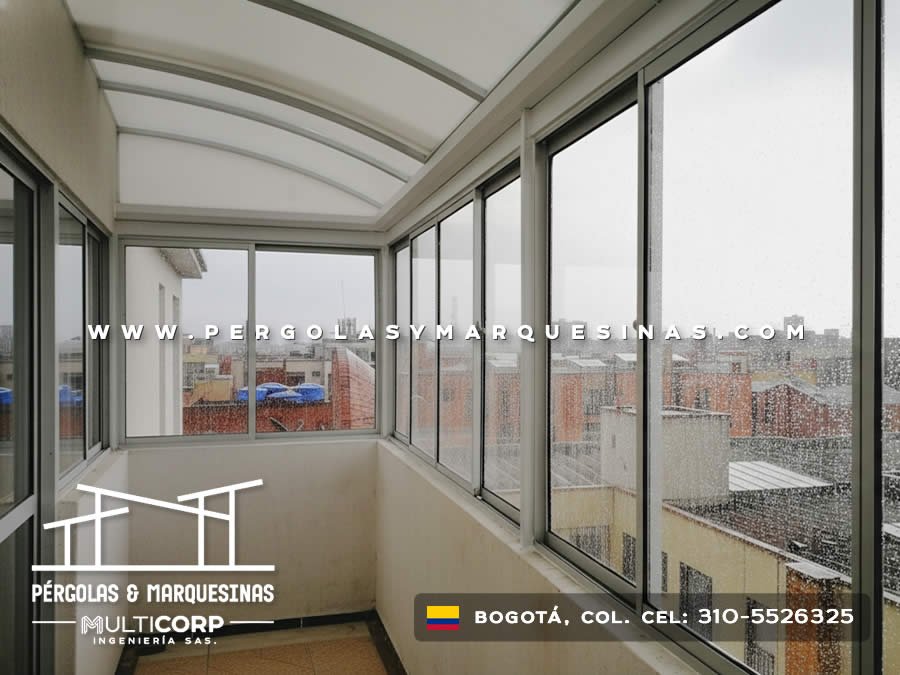 Cerramiento de balcón con techo curvo en policarbonato y ventanas corredizas en Bogotá, Colombia. Multicorp Ingeniería SAS. Cerramiento de balcón con techo curvo en policarbonato y ventanas corredizas en Bogotá, Colombia. Multicorp Ingeniería SAS.