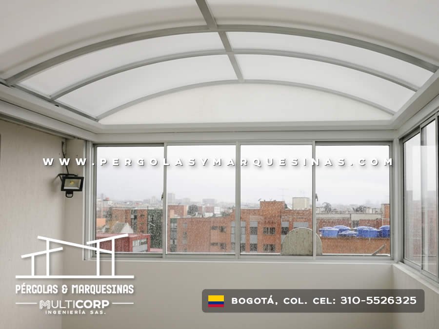 Cerramiento interior de balcón con techo curvo de policarbonato y ventanas en Bogotá, Colombia. Multicorp Ingeniería SAS. Cerramiento interior de balcón con techo curvo de policarbonato y ventanas en Bogotá, Colombia. Multicorp Ingeniería SAS.
