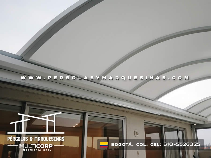 Techo retráctil de policarbonato con estructura metálica vista interior en Bogotá, Colombia. Multicorp Ingeniería SAS. Techo retráctil de policarbonato con estructura metálica vista interior en Bogotá, Colombia. Multicorp Ingeniería SAS.