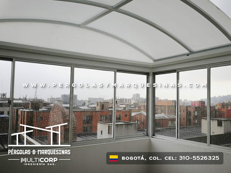 Cerramiento de balcón con techo curvo y ventanas panorámicas en Bogotá, Colombia. Multicorp Ingeniería SAS. Cerramiento de balcón con techo curvo y ventanas panorámicas en Bogotá, Colombia. Multicorp Ingeniería SAS.