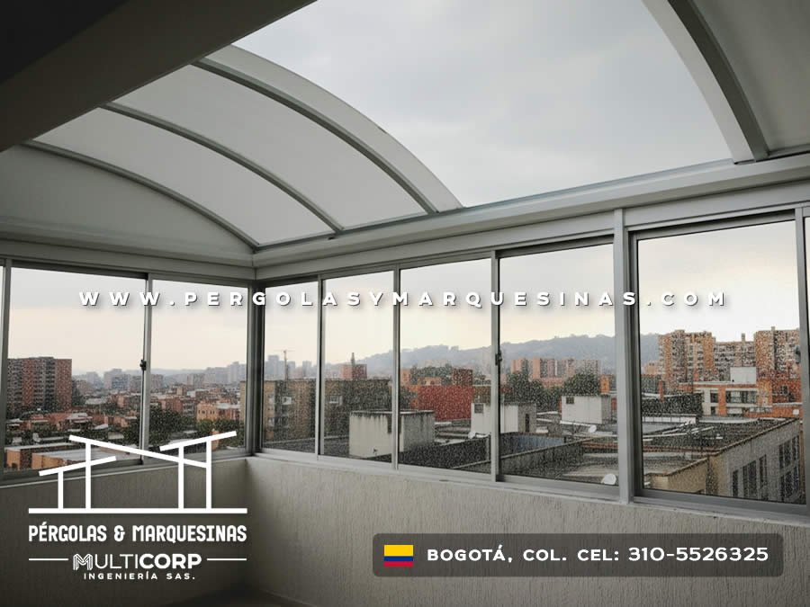 Balcón cerrado con techo de policarbonato y ventanas corredizas panorámicas en Bogotá, Colombia. Multicorp Ingeniería SAS. Balcón cerrado con techo de policarbonato y ventanas corredizas panorámicas en Bogotá, Colombia. Multicorp Ingeniería SAS.