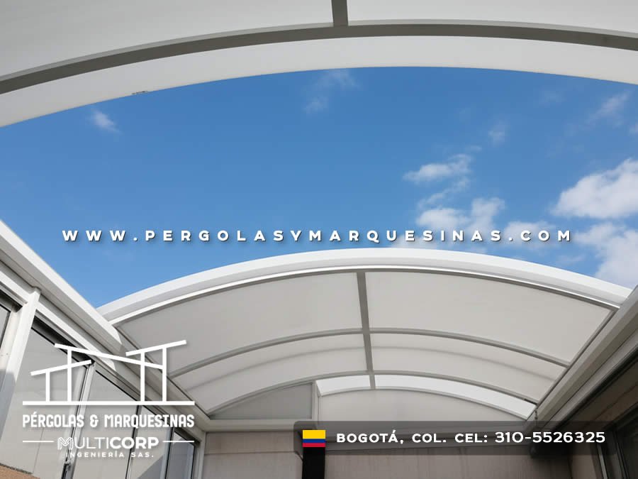 Techo retráctil de policarbonato parcialmente abierto para terraza en Bogotá, Colombia. Multicorp Ingeniería SAS. Techo retráctil de policarbonato parcialmente abierto para terraza en Bogotá, Colombia. Multicorp Ingeniería SAS.