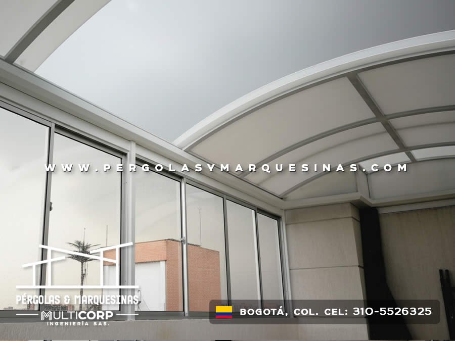 Cerramiento de balcón con techo curvo retráctil y ventanas de vidrio en Bogotá, Colombia. Multicorp Ingeniería SAS. Cerramiento de balcón con techo curvo retráctil y ventanas de vidrio en Bogotá, Colombia. Multicorp Ingeniería SAS.