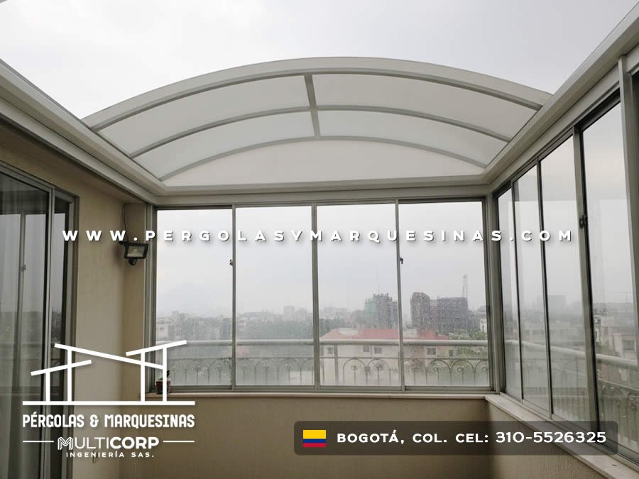 Cerramiento de terraza con techo curvo de policarbonato y ventanas corredizas en Bogotá, Colombia. Multicorp Ingeniería SAS. Cerramiento de terraza con techo curvo de policarbonato y ventanas corredizas en Bogotá, Colombia. Multicorp Ingeniería SAS.