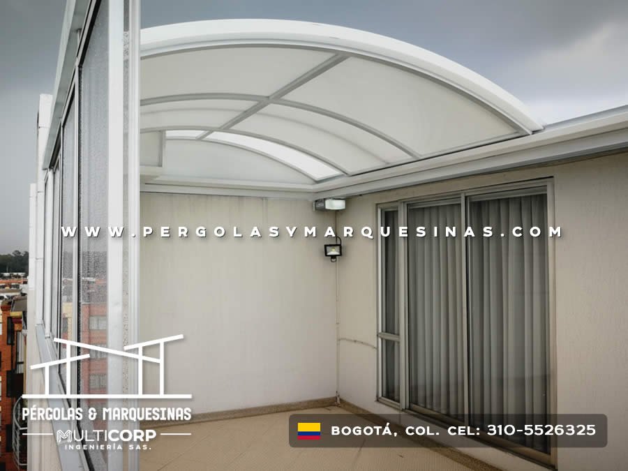 Balcón cerrado con cubierta curva de policarbonato y cortina exterior en Bogotá, Colombia. Multicorp Ingeniería SAS. Balcón cerrado con cubierta curva de policarbonato y cortina exterior en Bogotá, Colombia. Multicorp Ingeniería SAS.
