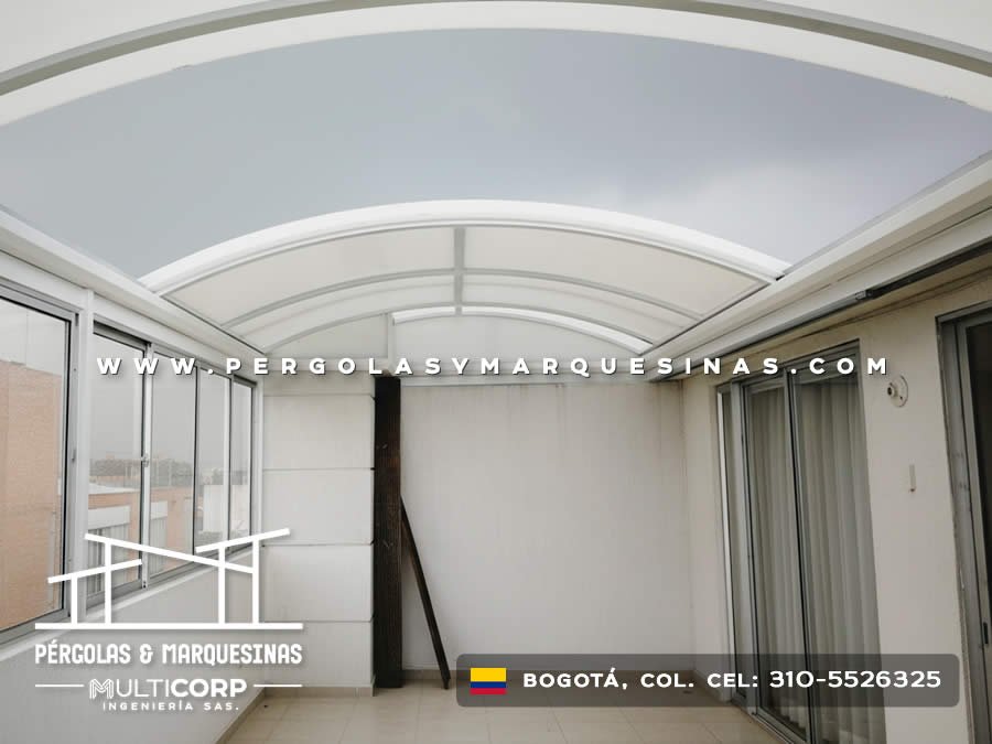Cerramiento de balcón con techo curvo blanco y cortinas para privacidad en Bogotá, Colombia. Multicorp Ingeniería SAS. Cerramiento de balcón con techo curvo blanco y cortinas para privacidad en Bogotá, Colombia. Multicorp Ingeniería SAS.
