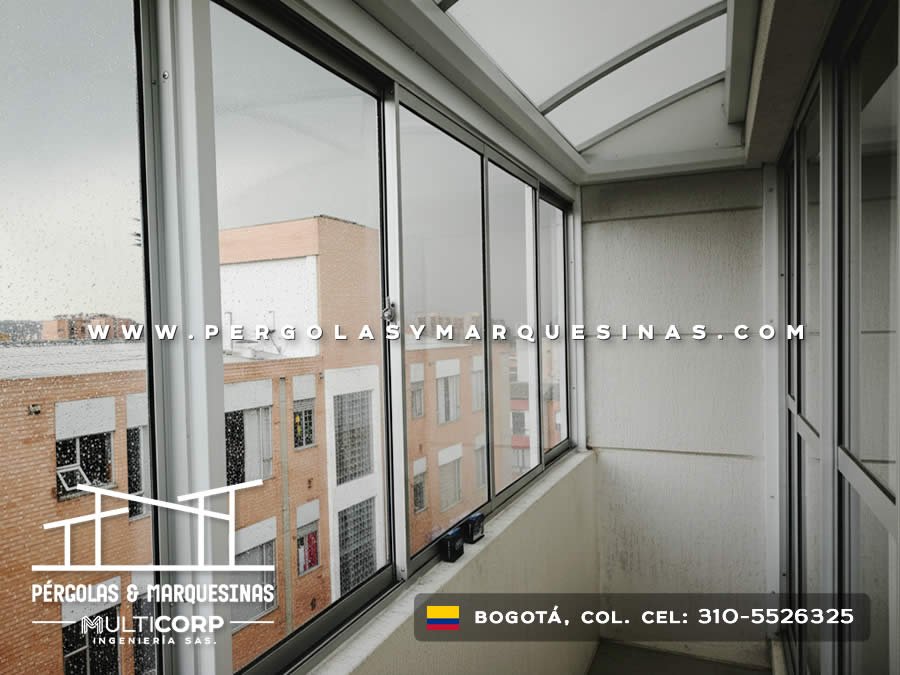 Balcón cerrado con techo de policarbonato y ventanas corredizas de aluminio en Bogotá, Colombia. Multicorp Ingeniería SAS. Balcón cerrado con techo de policarbonato y ventanas corredizas de aluminio en Bogotá, Colombia. Multicorp Ingeniería SAS.