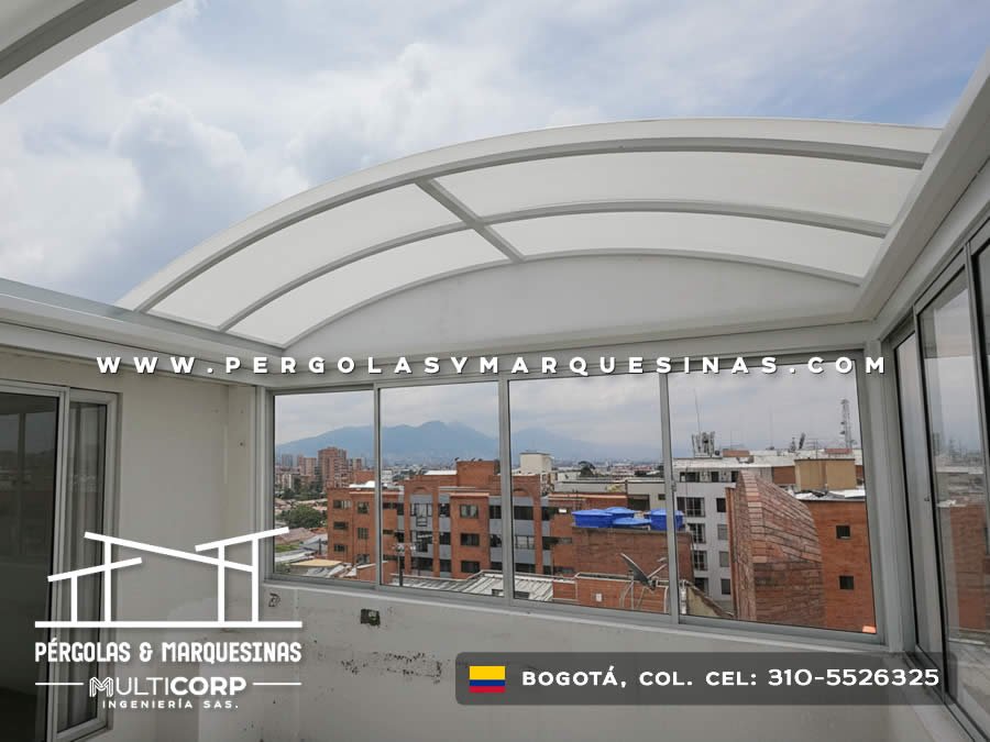 Cubierta curva en policarbonato sobre aluminio en balcón con vista panorámica en Bogotá, Colombia. Multicorp Ingeniería SAS. Cubierta curva en policarbonato sobre aluminio en balcón con vista panorámica en Bogotá, Colombia. Multicorp Ingeniería SAS.