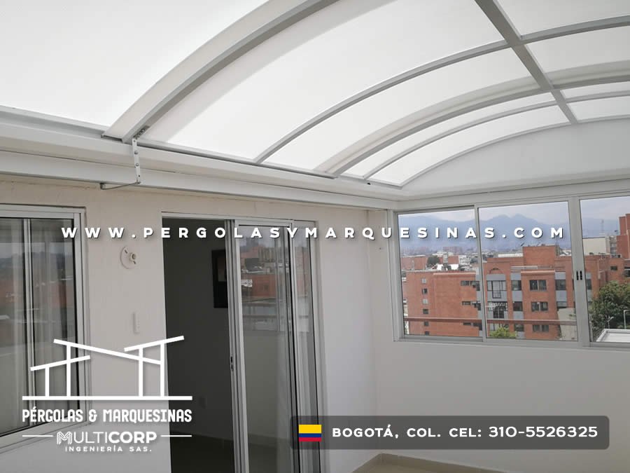 Techo curvo en policarbonato sobre aluminio en terraza con vidrio en Bogotá, Colombia. Multicorp Ingeniería SAS. Techo curvo en policarbonato sobre aluminio en terraza con vidrio en Bogotá, Colombia. Multicorp Ingeniería SAS.
