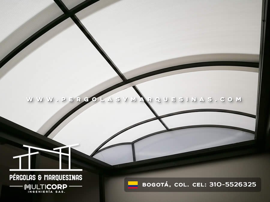 Techo de doble arco en policarbonato sobre metal detalle interior en Bogotá, Colombia. Multicorp Ingeniería SAS. Techo de doble arco en policarbonato sobre metal detalle interior en Bogotá, Colombia. Multicorp Ingeniería SAS.