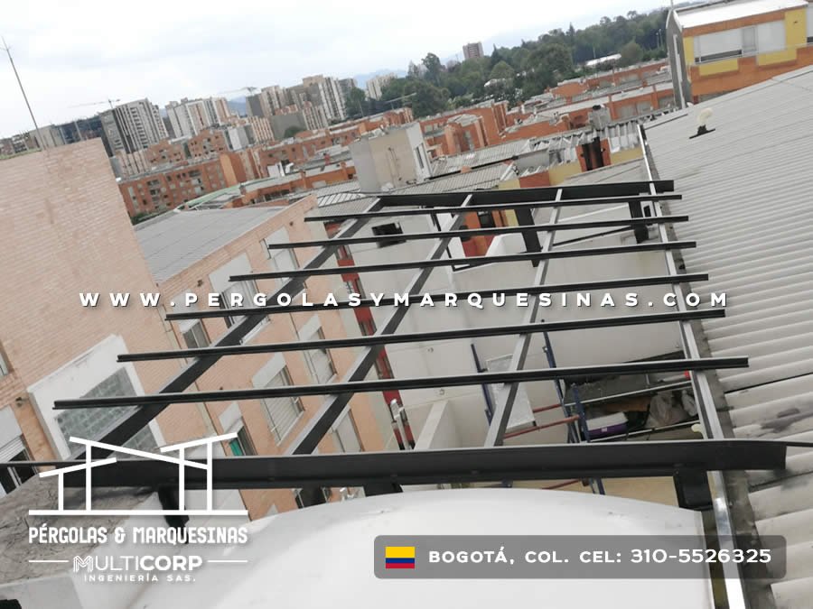 Estructura metálica sobre azotea en proceso de montaje e instalación en Bogotá, Colombia. Multicorp Ingeniería SAS. Estructura metálica sobre azotea en proceso de montaje e instalación en Bogotá, Colombia. Multicorp Ingeniería SAS.