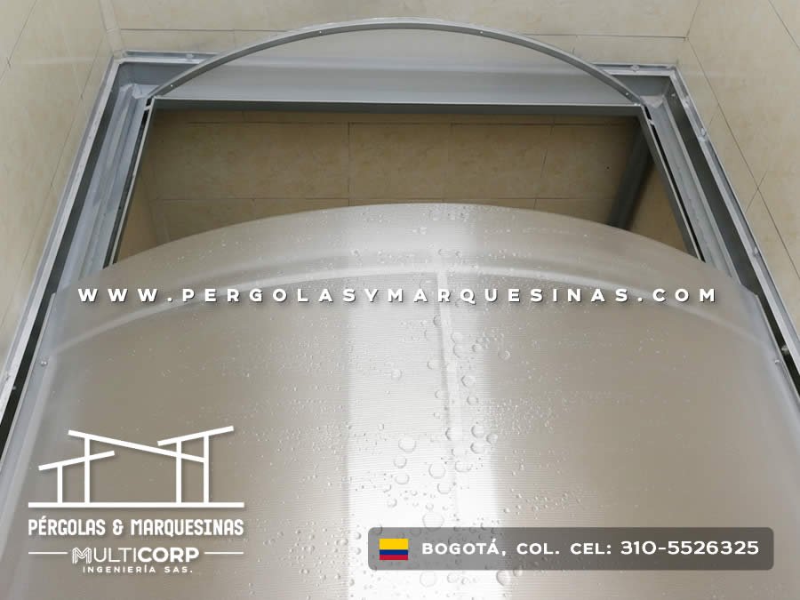 Domo en policarbonato tragaluz sobre techo residencial en Bogotá, Colombia. Multicorp Ingeniería SAS. Domo en policarbonato tragaluz sobre techo residencial en Bogotá, Colombia. Multicorp Ingeniería SAS.