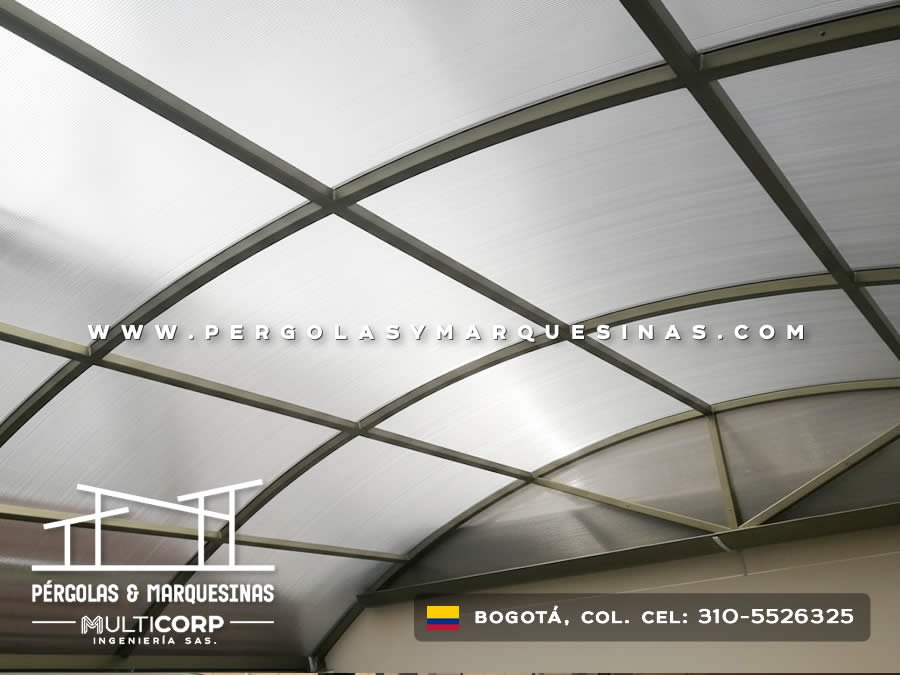 Cubierta en policarbonato curva sobre metal detalle translúcido en Bogotá, Colombia. Multicorp Ingeniería SAS. Cubierta en policarbonato curva sobre metal detalle translúcido en Bogotá, Colombia. Multicorp Ingeniería SAS.