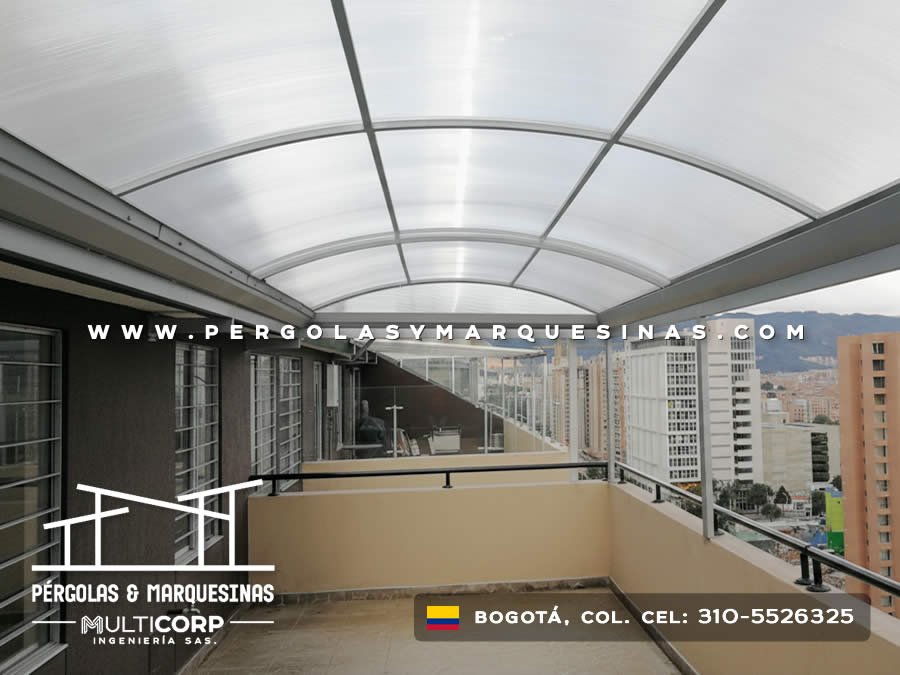 Techo curvo en policarbonato sobre aluminio en balcón de terraza en Bogotá, Colombia. Multicorp Ingeniería SAS. Techo curvo en policarbonato sobre aluminio en balcón de terraza en Bogotá, Colombia. Multicorp Ingeniería SAS.