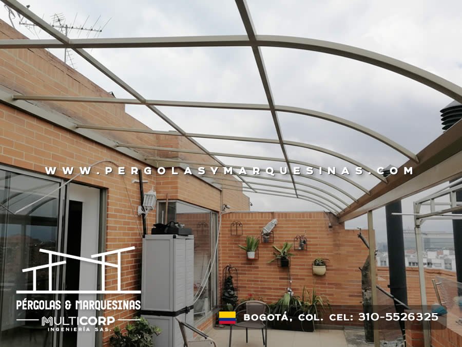 Pérgola curva abierta en estructura de metal sobre azotea con pared de ladrillo en Bogotá, Colombia. Multicorp Ingeniería SAS. Pérgola curva abierta en estructura de metal sobre azotea con pared de ladrillo en Bogotá, Colombia. Multicorp Ingeniería SAS.