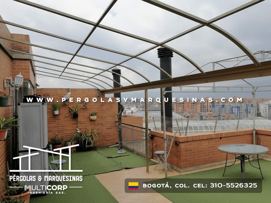 Estructura curva en metal sobre azotea con terraza verde y mesa entre paredes de ladrillo en Bogotá, Colombia. Multicorp Ingeniería SAS. Estructura curva en metal sobre azotea con terraza verde y mesa entre paredes de ladrillo en Bogotá, Colombia. Multicorp Ingeniería SAS.