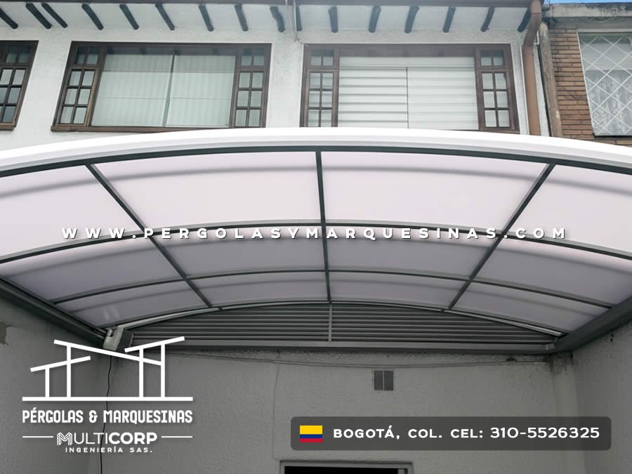 Marquesina curva en policarbonato sobre entrada de casa tradicional en Bogotá, Colombia. Multicorp Ingeniería SAS. Marquesina curva en policarbonato sobre entrada de casa tradicional en Bogotá, Colombia. Multicorp Ingeniería SAS.
