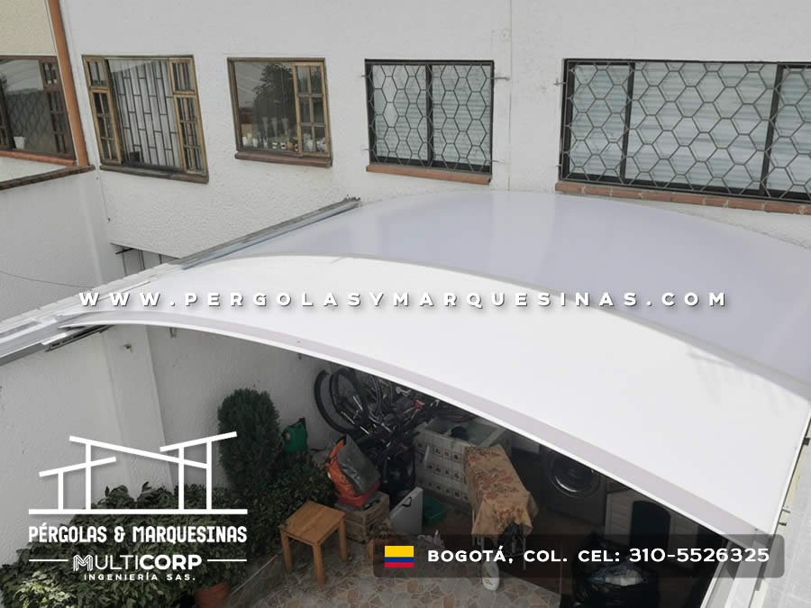 Cubierta en policarbonato sobre patio interior pequeño de casa con paredes en Bogotá, Colombia. Multicorp Ingeniería SAS. Cubierta en policarbonato sobre patio interior pequeño de casa con paredes en Bogotá, Colombia. Multicorp Ingeniería SAS.