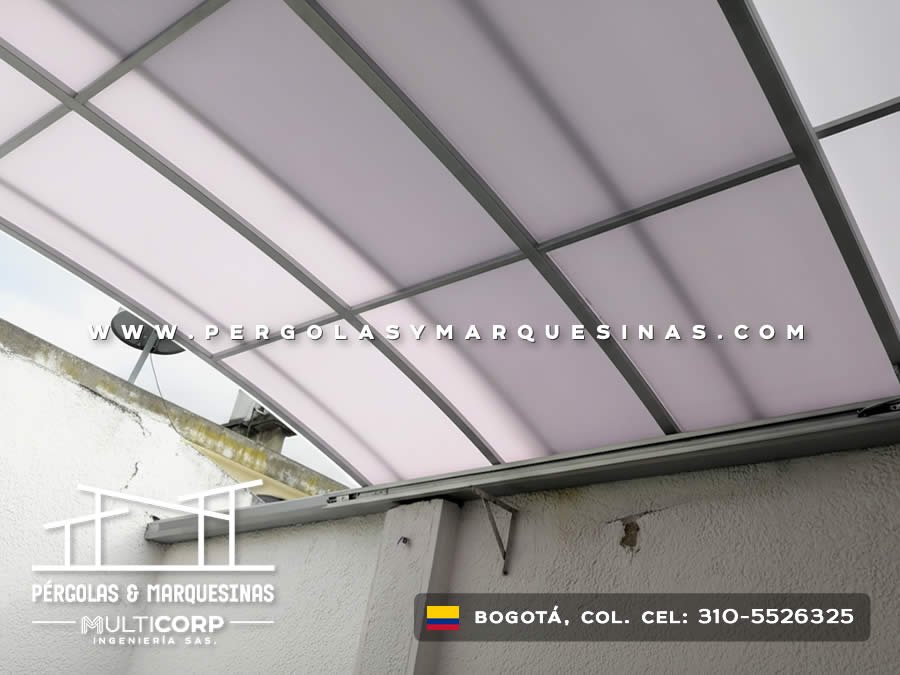 Techo curvo en policarbonato sobre patio interior con detalle del borde en Bogotá, Colombia. Multicorp Ingeniería SAS. Techo curvo en policarbonato sobre patio interior con detalle del borde en Bogotá, Colombia. Multicorp Ingeniería SAS.
