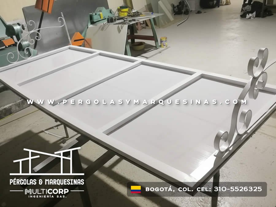Fabricación de elemento metálico con herrería decorativa en taller en Bogotá, Colombia. Multicorp Ingeniería SAS. Fabricación de elemento metálico con herrería decorativa en taller en Bogotá, Colombia. Multicorp Ingeniería SAS.