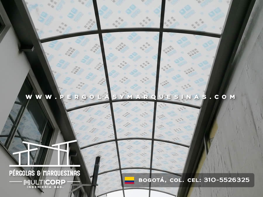 Techo curvo en policarbonato durante instalación con film protector en corredor en Bogotá, Colombia. Multicorp Ingeniería SAS. Techo curvo en policarbonato durante instalación con film protector en corredor en Bogotá, Colombia. Multicorp Ingeniería SAS.