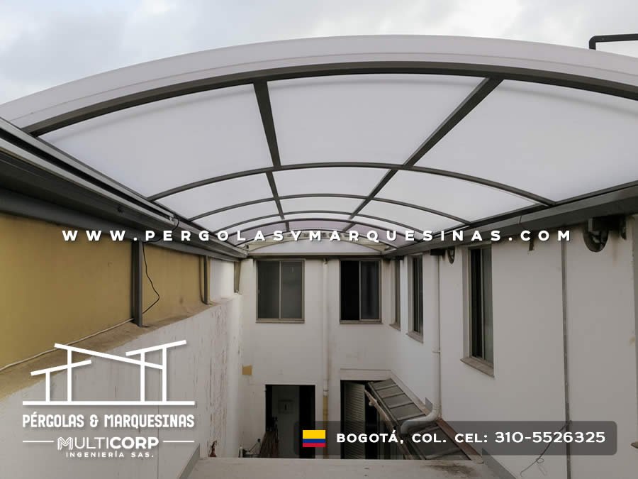 Cubierta curva en policarbonato sobre corredor interior entre paredes en Bogotá, Colombia. Multicorp Ingeniería SAS. Cubierta curva en policarbonato sobre corredor interior entre paredes en Bogotá, Colombia. Multicorp Ingeniería SAS.