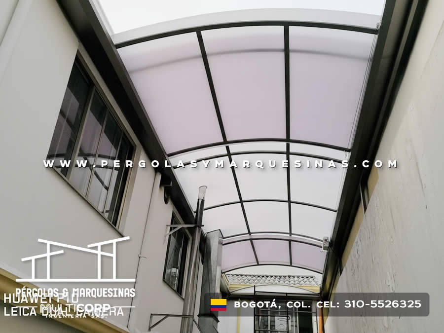 Estructura de techo en policarbonato sobre corredor largo con escalera en Bogotá, Colombia. Multicorp Ingeniería SAS. Estructura de techo en policarbonato sobre corredor largo con escalera en Bogotá, Colombia. Multicorp Ingeniería SAS.
