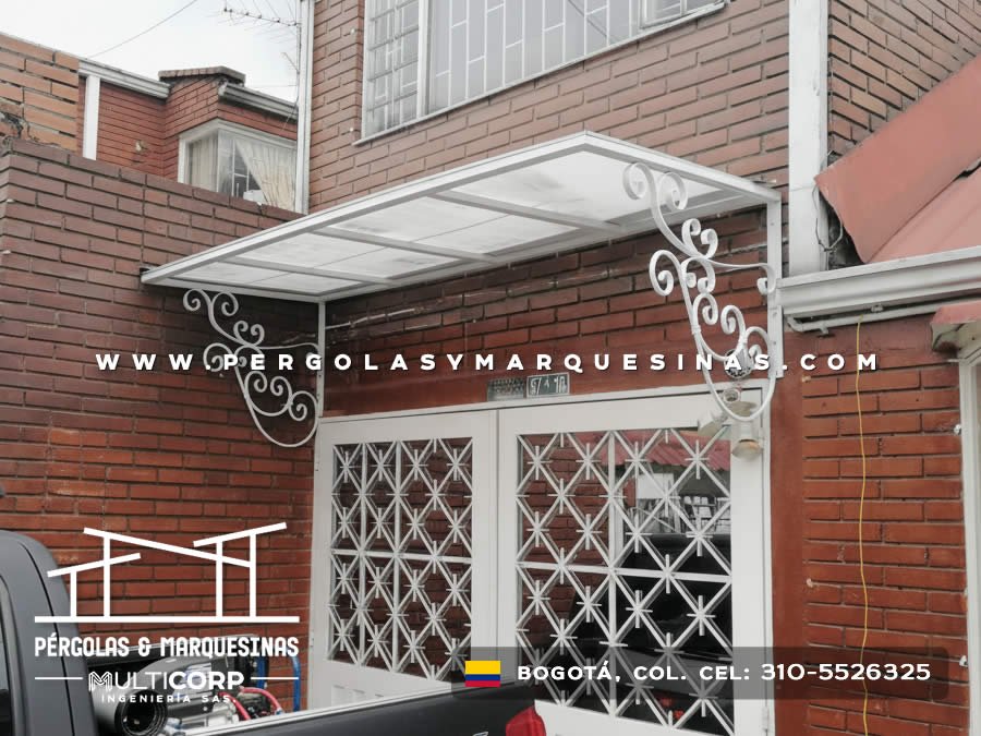 Marquesina plana en policarbonato con herrería decorativa sobre entrada con ladrillo en Bogotá, Colombia. Multicorp Ingeniería SAS. Marquesina plana en policarbonato con herrería decorativa sobre entrada con ladrillo en Bogotá, Colombia. Multicorp Ingeniería SAS.