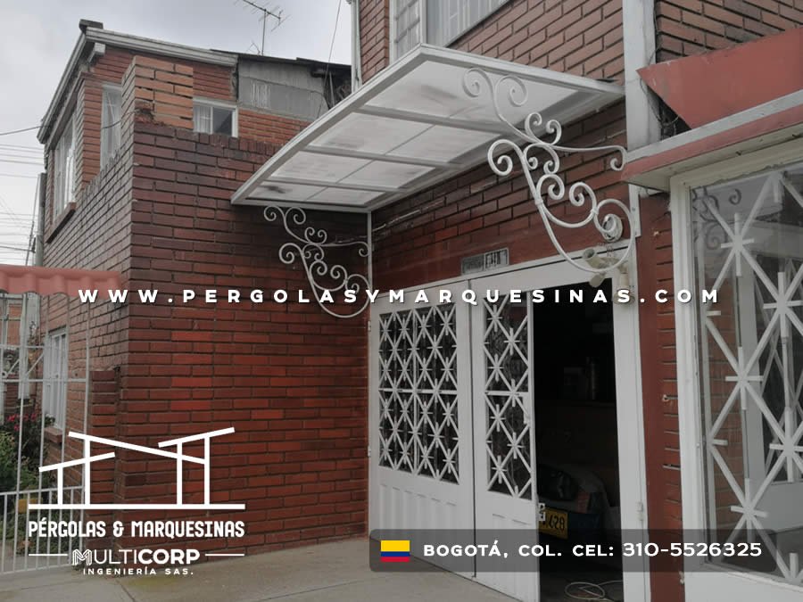 Cubierta plana en policarbonato con herrería decorativa sobre entrada con ladrillo en Bogotá, Colombia. Multicorp Ingeniería SAS. Cubierta plana en policarbonato con herrería decorativa sobre entrada con ladrillo en Bogotá, Colombia. Multicorp Ingeniería SAS.
