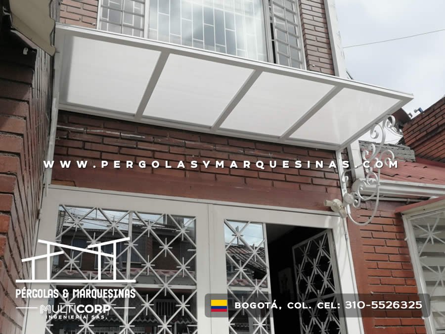 Marquesina en policarbonato con herrería decorativa sobre entrada con ladrillo en Bogotá, Colombia. Multicorp Ingeniería SAS. Marquesina en policarbonato con herrería decorativa sobre entrada con ladrillo en Bogotá, Colombia. Multicorp Ingeniería SAS.