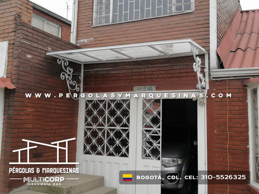 Techo plano en policarbonato con herrería sobre entrada con ladrillo y rejas en Bogotá, Colombia. Multicorp Ingeniería SAS. Techo plano en policarbonato con herrería sobre entrada con ladrillo y rejas en Bogotá, Colombia. Multicorp Ingeniería SAS.