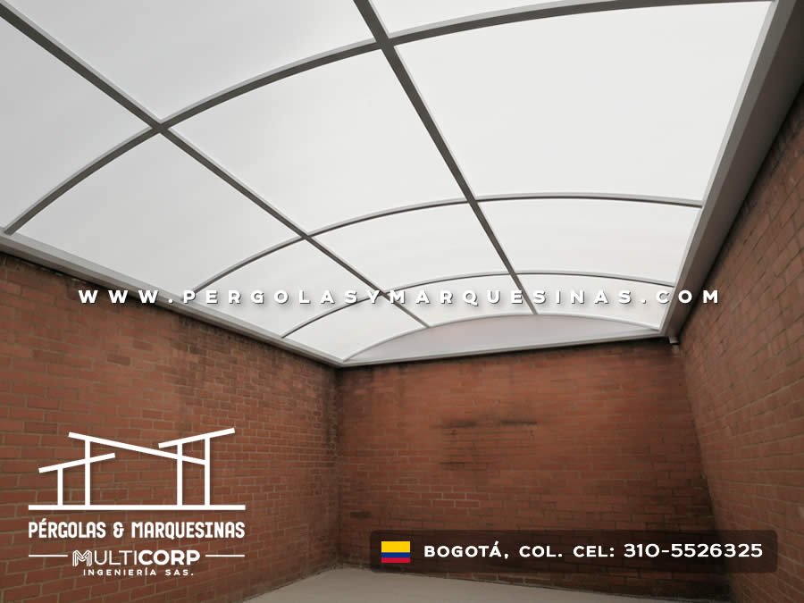 Cubierta curva en policarbonato sobre espacio entre paredes de ladrillo en Bogotá, Colombia. Multicorp Ingeniería SAS. Cubierta curva en policarbonato sobre espacio entre paredes de ladrillo en Bogotá, Colombia. Multicorp Ingeniería SAS.