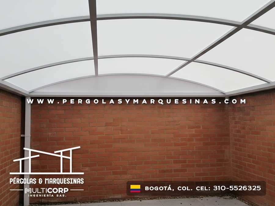 Domo curvo en policarbonato con estructura metálica sobre pared de ladrillo en Bogotá, Colombia. Multicorp Ingeniería SAS.