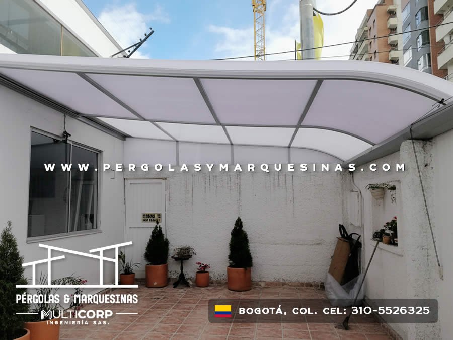 Estructura curva de policarbonato con perfil metálico sobre terraza con plantas en Bogotá, Colombia. Multicorp Ingeniería SAS.