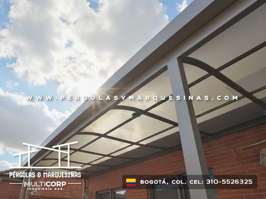 Techo metálico de policarbonato con perfiles de acero sobre terraza con ladrillo en Bogotá, Colombia. Multicorp Ingeniería SAS.