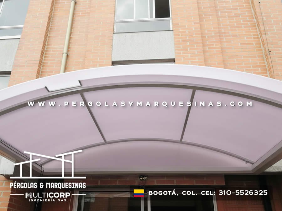 Cubierta curva grande de policarbonato con estructura metálica sobre entrada residencial en Bogotá, Colombia. Multicorp Ingeniería SAS.