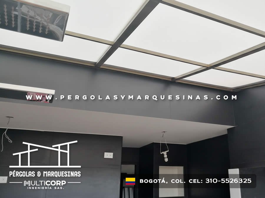 Techo modular de policarbonato con perfiles metálicos en espacio interior comercial en Bogotá, Colombia. Multicorp Ingeniería SAS.