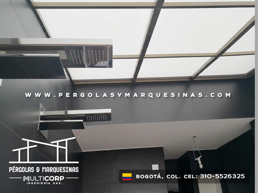 Techo modular de policarbonato con estructura metálica en baño moderno en Bogotá, Colombia. Multicorp Ingeniería SAS.