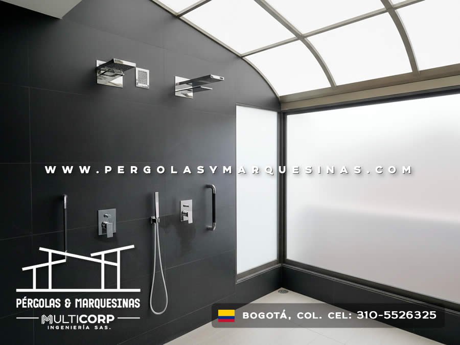 Cubierta curva de policarbonato con perfiles metálicos en baño moderno con ducha en Bogotá, Colombia. Multicorp Ingeniería SAS.